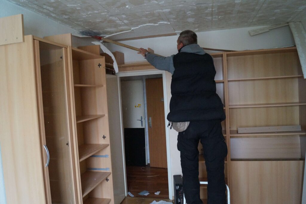 Deckenrückbau bei Wohnungsräumung